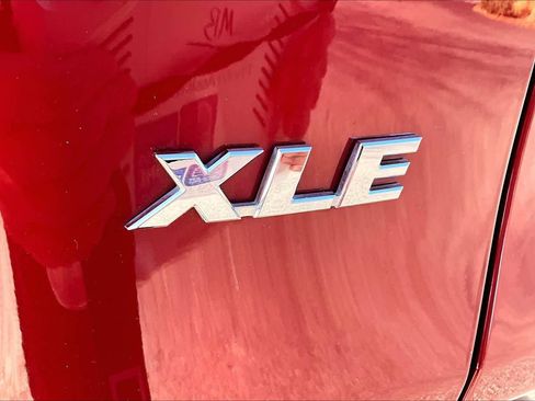 Used 2022 Toyota RAV4 XLE Premium image 9