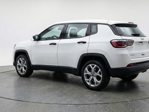 Used 2025 Jeep Compass Latitude AWD/4WD image 6