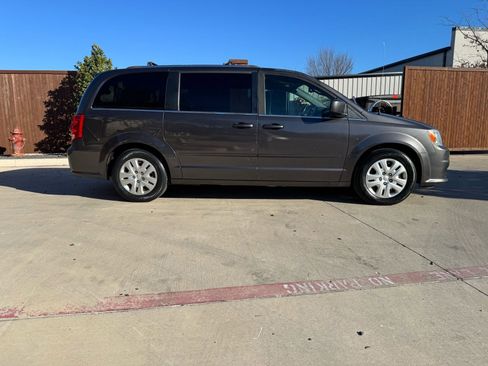 Used 2017 Dodge Grand Caravan SXT image 2