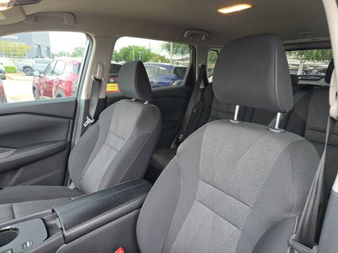 Certified 2025 Nissan Rogue SV FWD image 9
