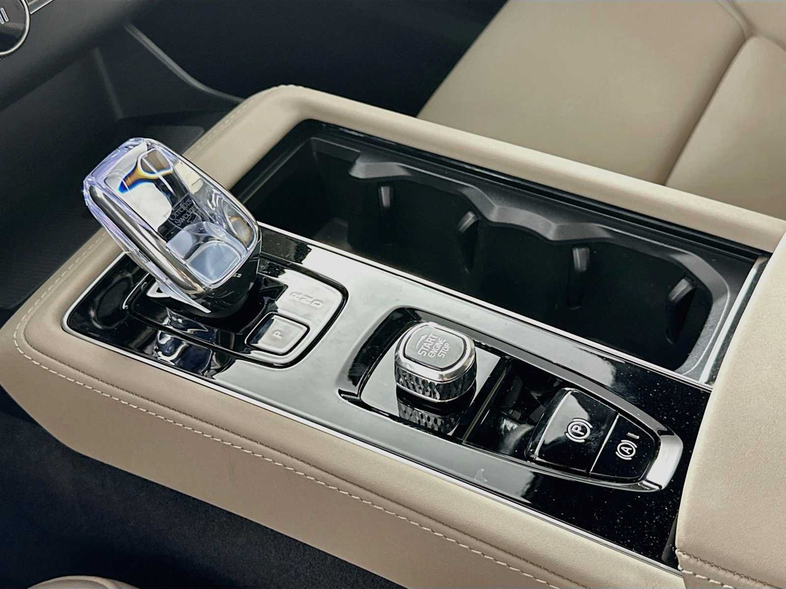 New 2026 Volvo XC90 B6 Plus w/ Protection Package Premier AWD/4WD image 15