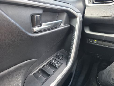 Used 2020 Toyota RAV4 XLE w/ Convenience Package image 16