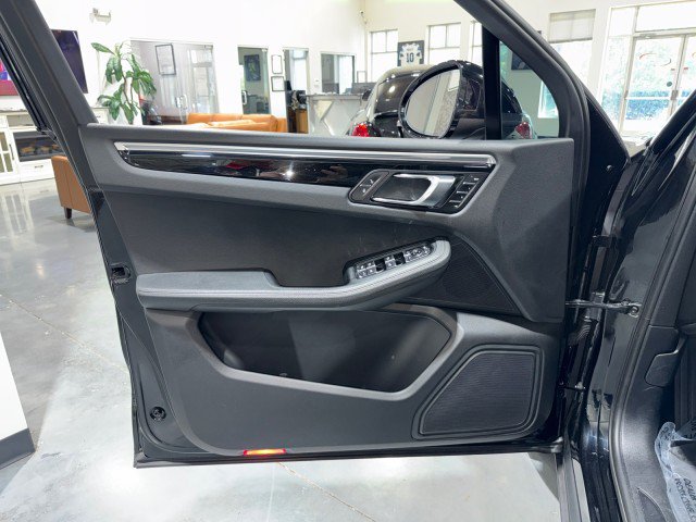 Used 2018 Porsche Macan AWD/4WD image 38