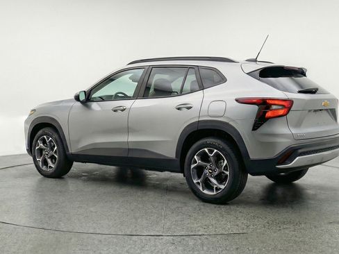 Used 2025 Chevrolet Trax LT w/ LT Convenience Package image 6