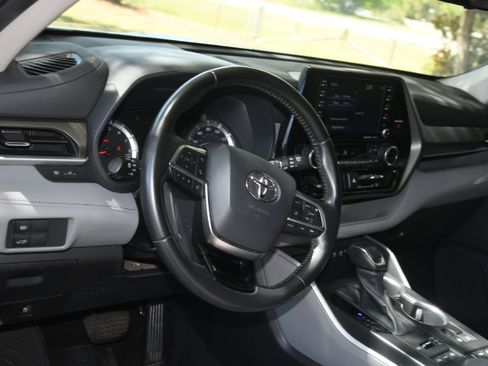 Used 2021 Toyota Highlander LE AWD/4WD image 8