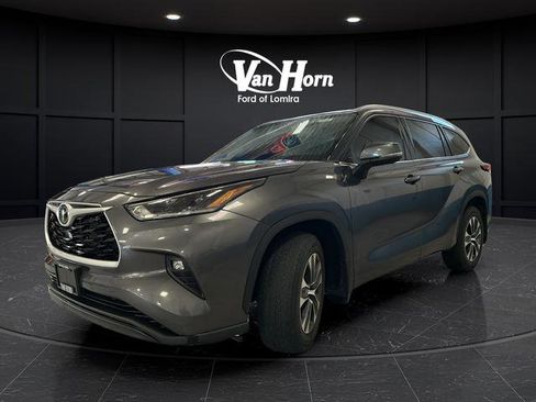 Used 2021 Toyota Highlander XLE AWD/4WD image 3