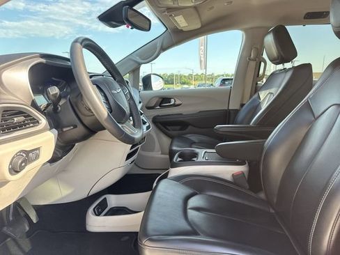 Used 2023 Chrysler Pacifica Touring-L FWD image 12
