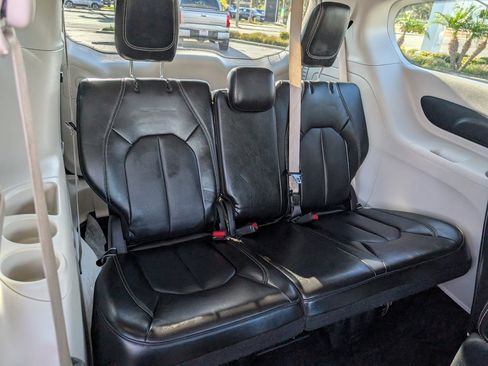 Used 2023 Chrysler Pacifica Touring-L image 6