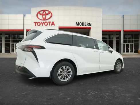 New 2026 Toyota Sienna XLE FWD image 7