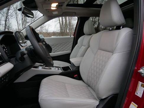 Used 2025 Mitsubishi Outlander SEL image 14