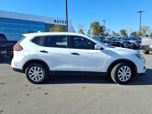 Used 2018 Nissan Rogue S image 2