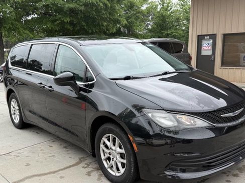 Used 2017 Chrysler Pacifica Touring FWD image 14