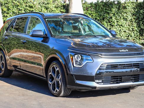Used 2023 Kia Niro EX Touring FWD image 3