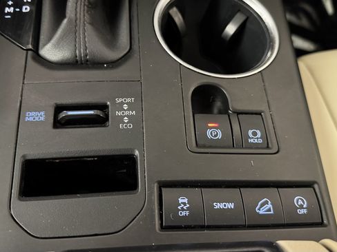 Used 2020 Toyota Highlander XLE AWD/4WD image 25