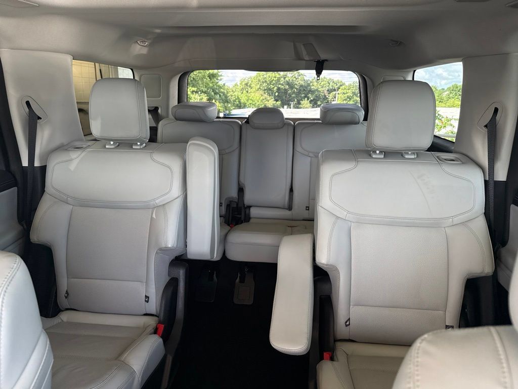 Certified 2025 Ford Expedition Platinum w/ Driver's Package AWD/4WD image 26