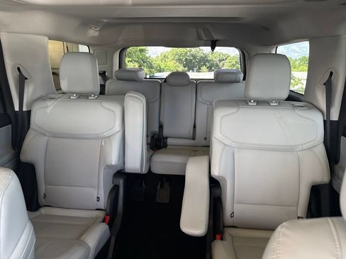 Used 2025 Ford Expedition Platinum w/ Driver's Package AWD/4WD image 26