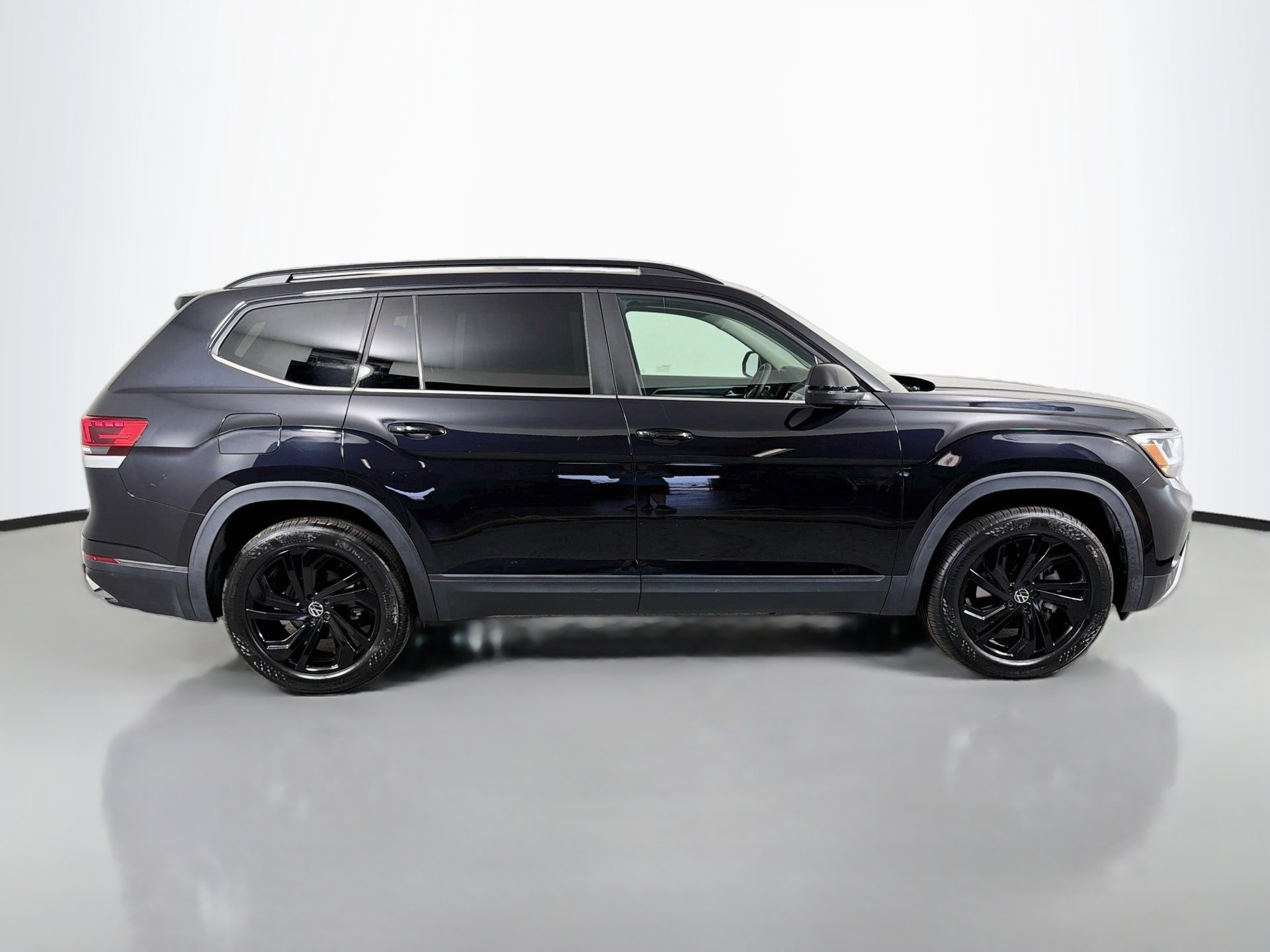 Used 2023 Volkswagen Atlas SE w/ Panoramic Sunroof Package FWD image 4