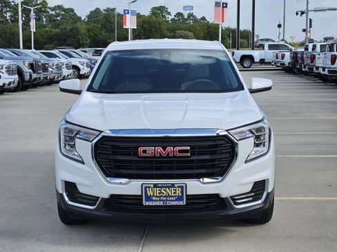 Used 2024 GMC Terrain SLE FWD image 2