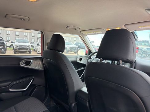 Used 2023 Kia Soul LX w/ LX Technology Package FWD image 9