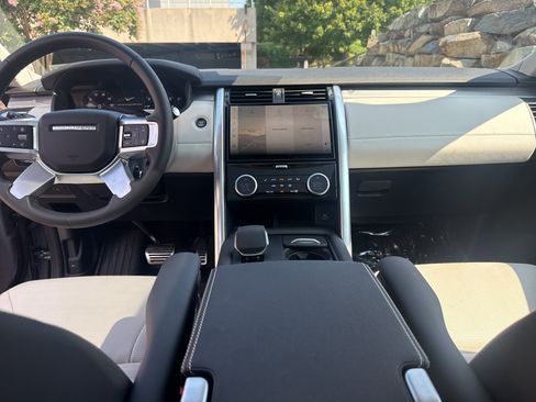 Used 2025 Land Rover Discovery Dynamic SE AWD/4WD image 14