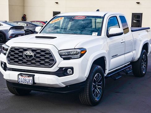 Certified 2022 Toyota Tacoma TRD Sport image 3