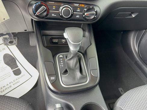 Used 2025 Kia Soul LX w/ LX Technology Package FWD image 22