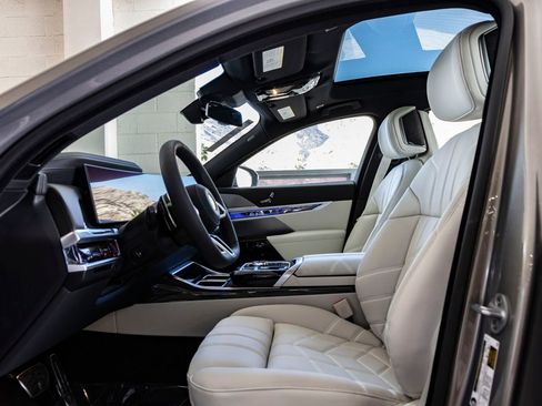 Used 2026 BMW 740i w/ Executive Package RWD image 14