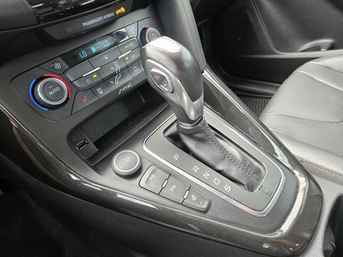 Used 2015 Ford Focus Titanium w/ Titanium Cold Weather Package FWD image 18