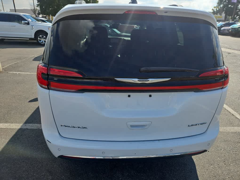 Used 2023 Chrysler Pacifica Limited FWD image 7