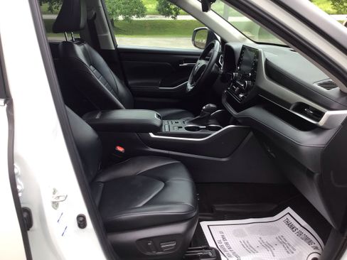 Used 2022 Toyota Highlander XLE AWD/4WD image 28