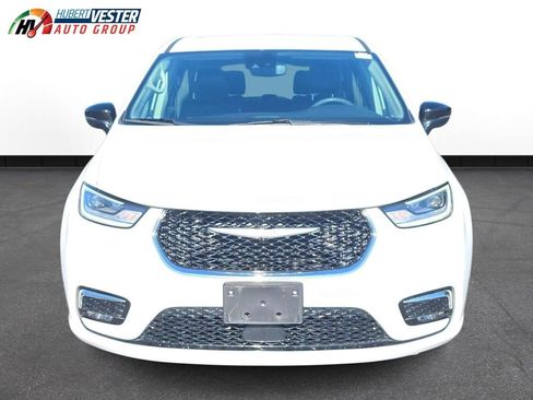 Used 2024 Chrysler Pacifica Touring-L FWD image 3