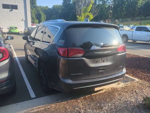 Used 2018 Chrysler Pacifica Limited w/ Tire & Wheel Group FWD image 12
