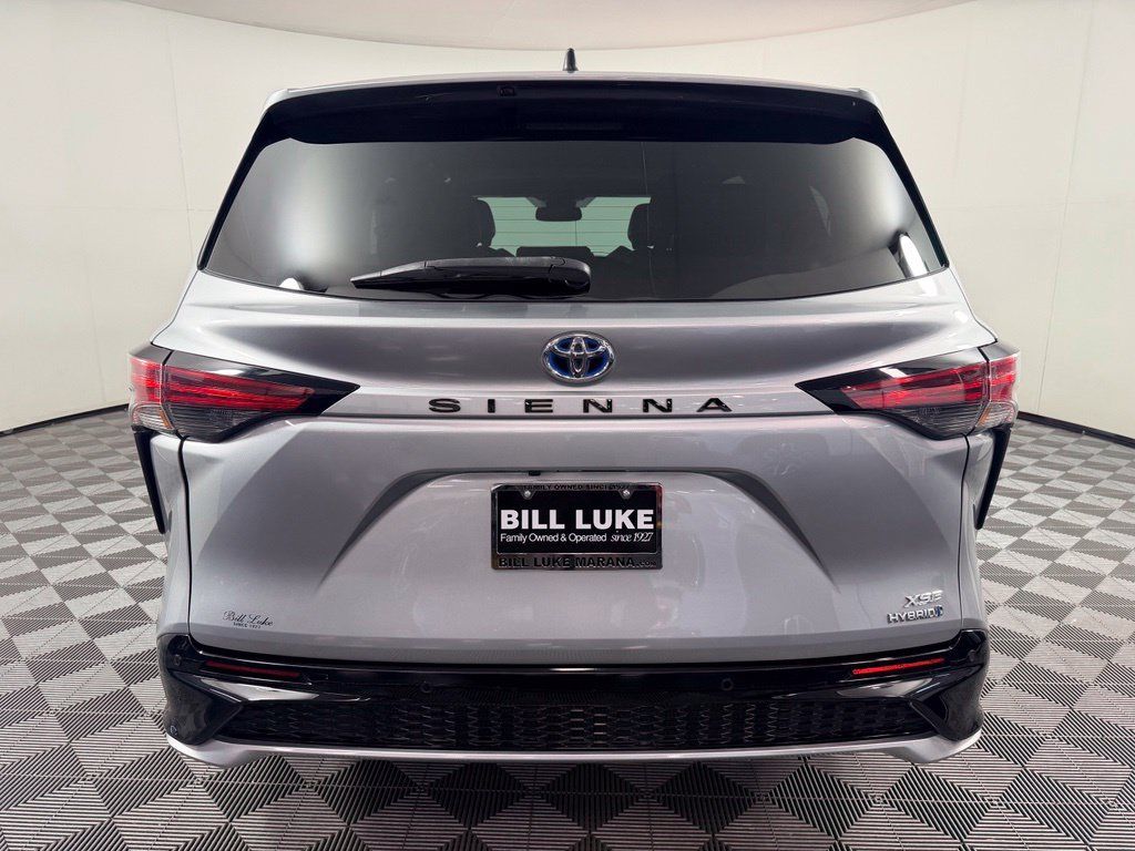 Used 2021 Toyota Sienna XSE FWD image 15