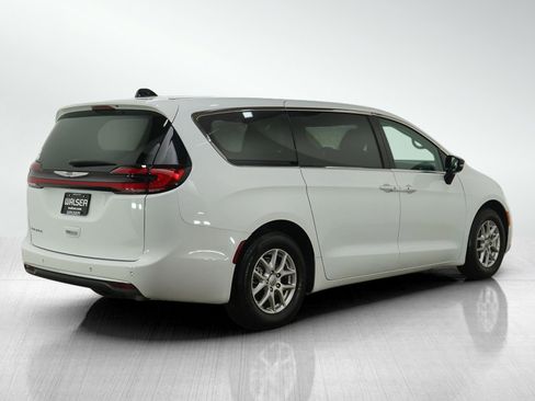 Used 2024 Chrysler Pacifica Touring-L image 5