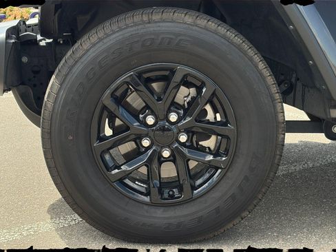 Used 2023 Jeep Gladiator Sport AWD/4WD image 12