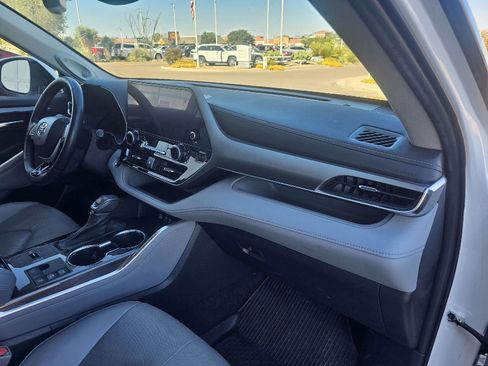 Used 2023 Toyota Highlander Limited image 16