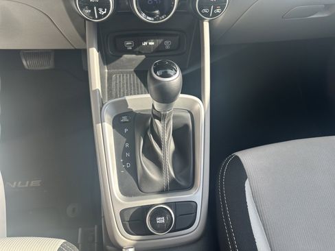 Used 2025 Hyundai Venue SEL FWD image 16