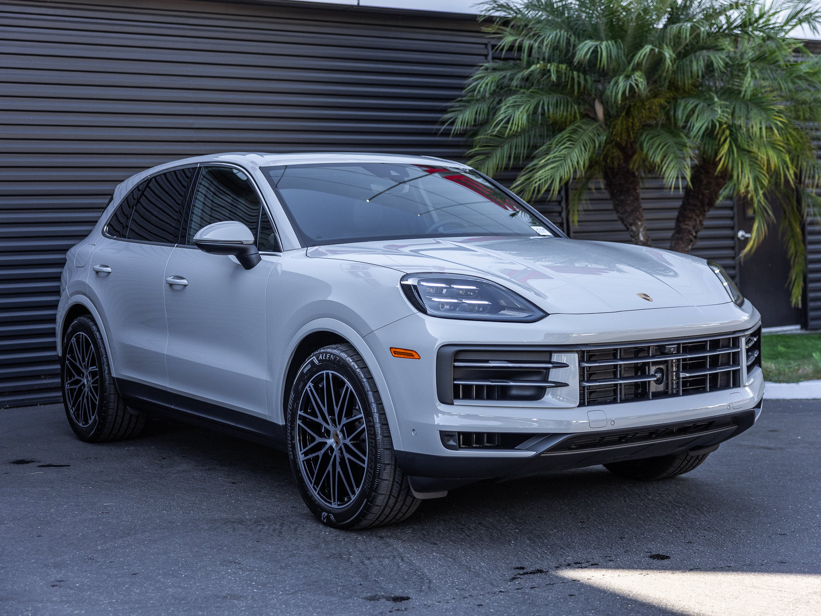 Certified 2025 Porsche Cayenne AWD/4WD image 6