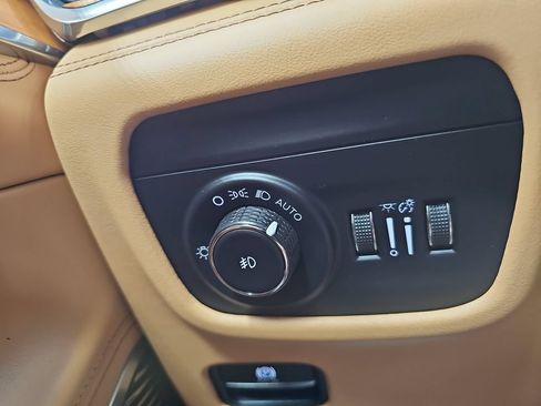 Used 2022 Jeep Grand Cherokee Summit AWD/4WD image 25