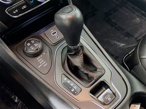 Used 2019 Jeep Cherokee Trailhawk image 16