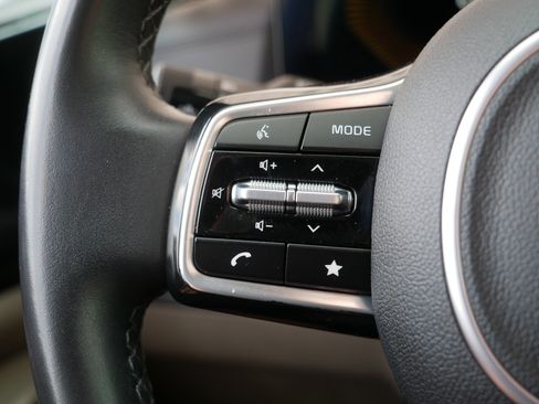 Used 2025 Kia Carnival FWD image 28