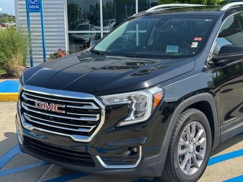 Used 2023 GMC Terrain SLT w/ Tech Package FWD image 2