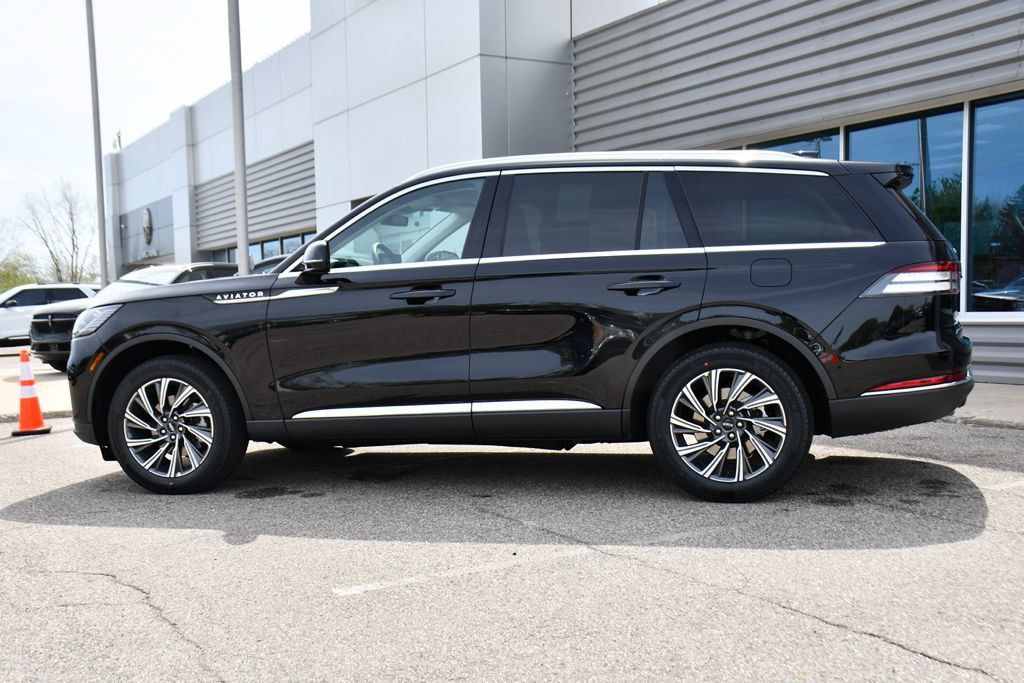 Used 2026 Lincoln Aviator AWD image 3
