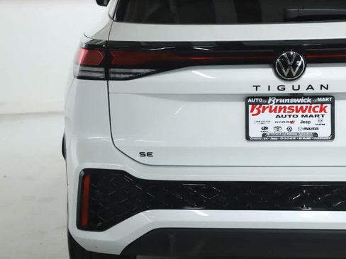Certified 2026 Volkswagen Tiguan SE R-Line FWD image 45