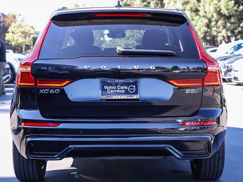Used 2025 Volvo XC60 B5 Plus image 10