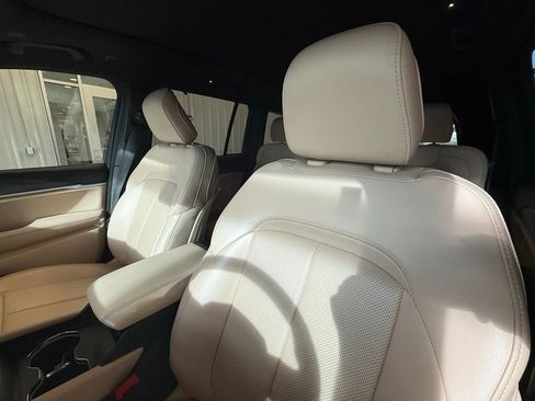 Used 2024 Jeep Grand Cherokee Limited w/ Luxury Tech Group II image 23