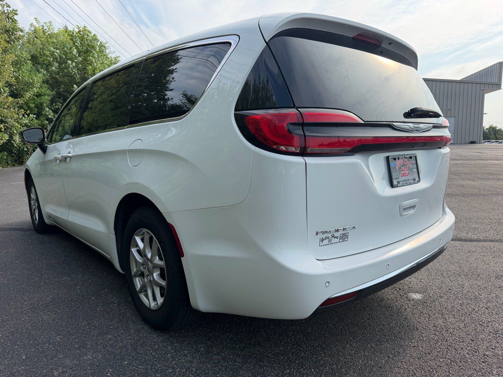 Used 2024 Chrysler Pacifica Touring-L FWD image 11