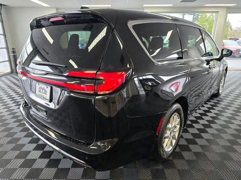 Used 2025 Chrysler Pacifica Select image 4