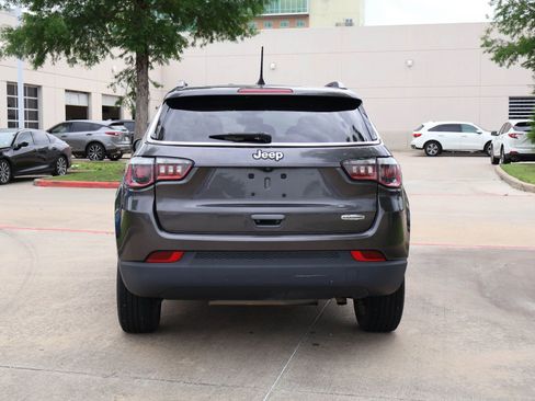 Used 2019 Jeep Compass Latitude FWD image 5