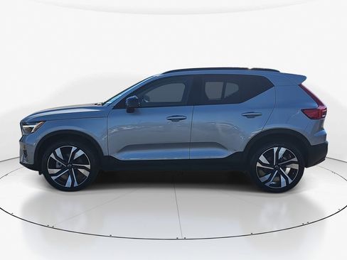 Used 2025 Volvo XC40 B5 Plus image 8
